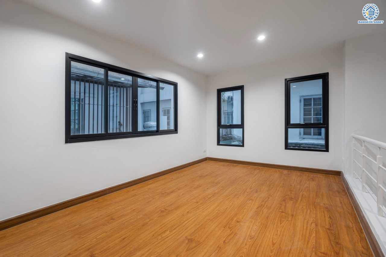 ทาวน์เฮ้าส์มือสองนนทบุรี ม.สรานนท์ ติวานนท์-ปากเกร็ด ทาวน์เฮ้าส์ 3ชั้นครึ่ง หลังมุม เนื้อที่ 26 ตร.ว. ฟังก์ชัน 4 ห้องนอน 3 ห้องน้ำ จอดรถได้ 1 คัน พร้อม Living Room กว้างขวาง บนทำเลติดถนนติวานนท์ ใกล้เซ็นทรัลแจ้งวัฒนะ รถไฟฟ้าสายสีชมพู "สถานีปากเกร็ด" และทางด่วน "ศรีรัช"...